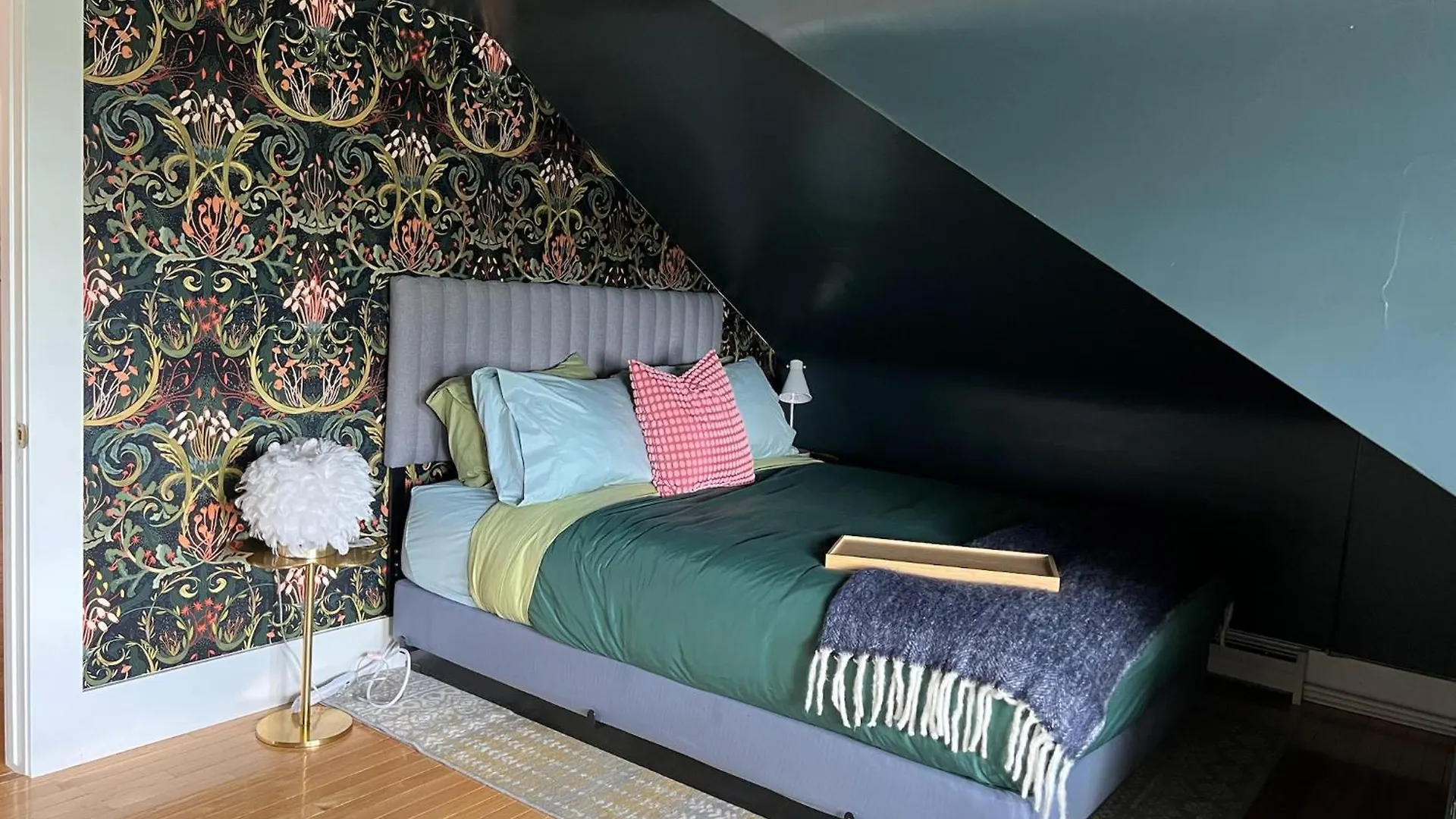 Dom wakacyjny Willa Historic Hideaway 1912 Mansion Loft With Timeless Character Edmonton